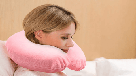 femme qui protège sa nuque durant un voyage