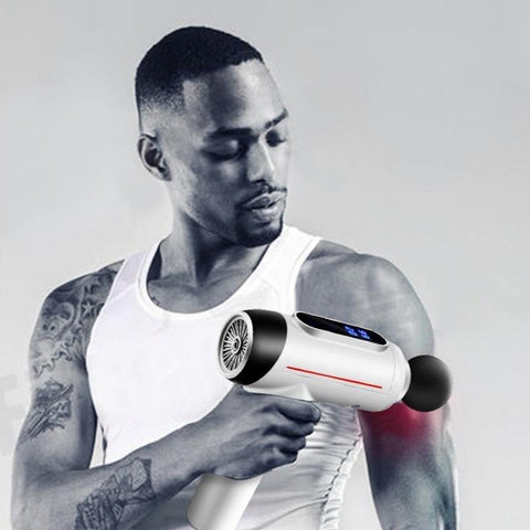 Homme qui utilise un masseur de récupération 