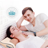 couple qui utilise un coussin de massage