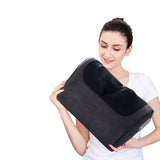 femme qui utilise un oreiller de massage 